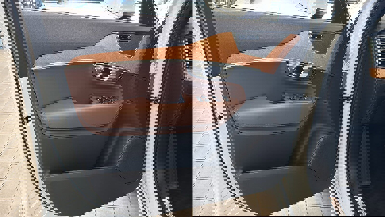 Used 2024 Volvo XC90 B6 Plus w/ Protection Package Premier image 21