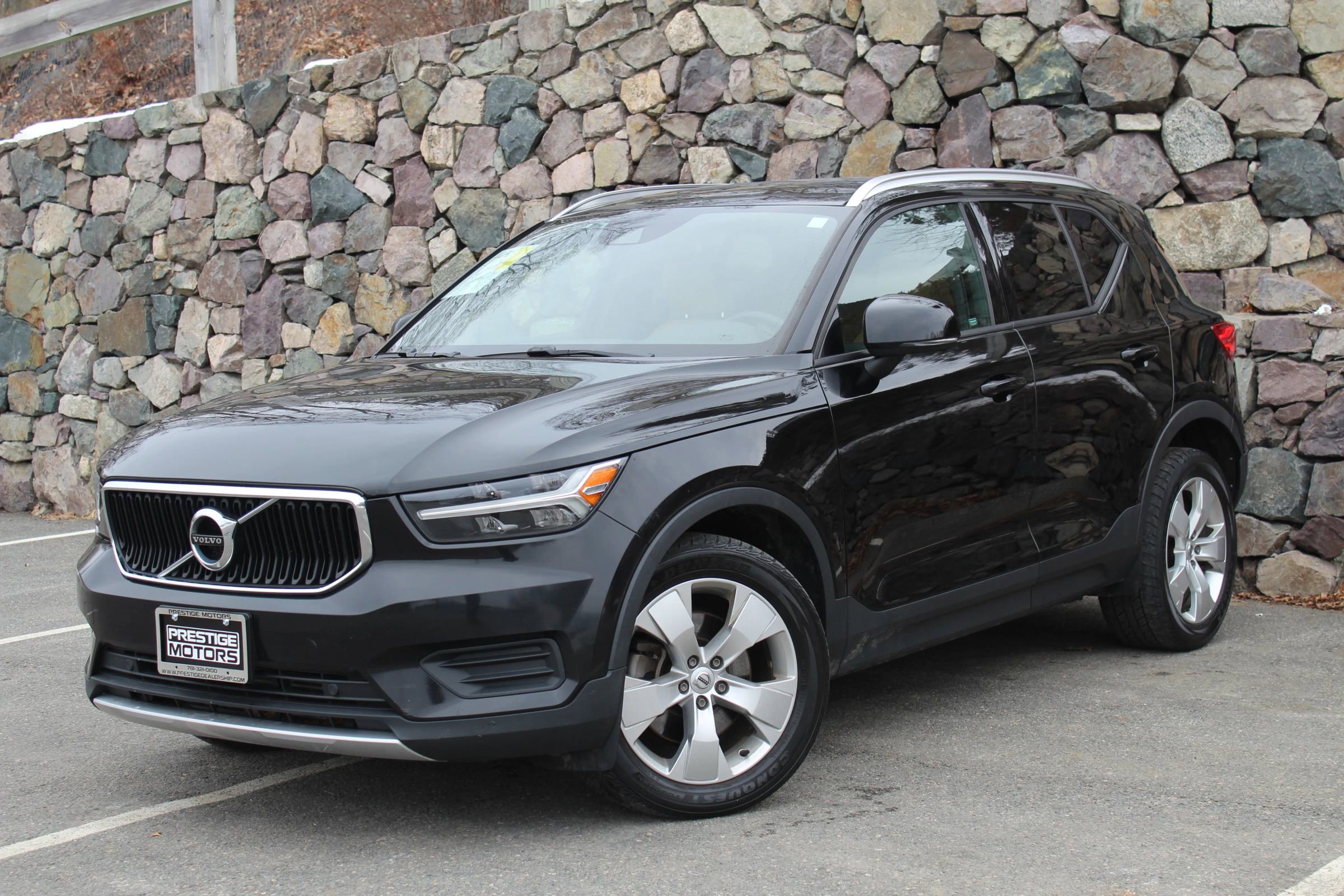 Used 2019 Volvo XC40 T5 Momentum image 2