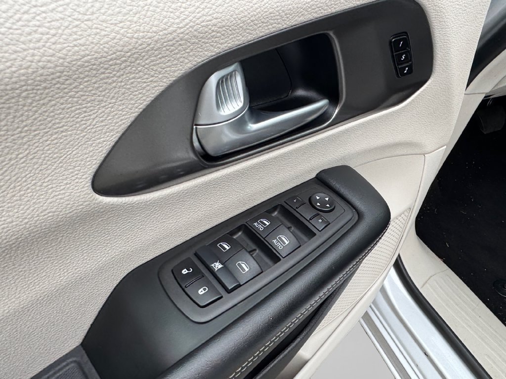 Used 2024 Chrysler Pacifica Touring-L FWD image 18