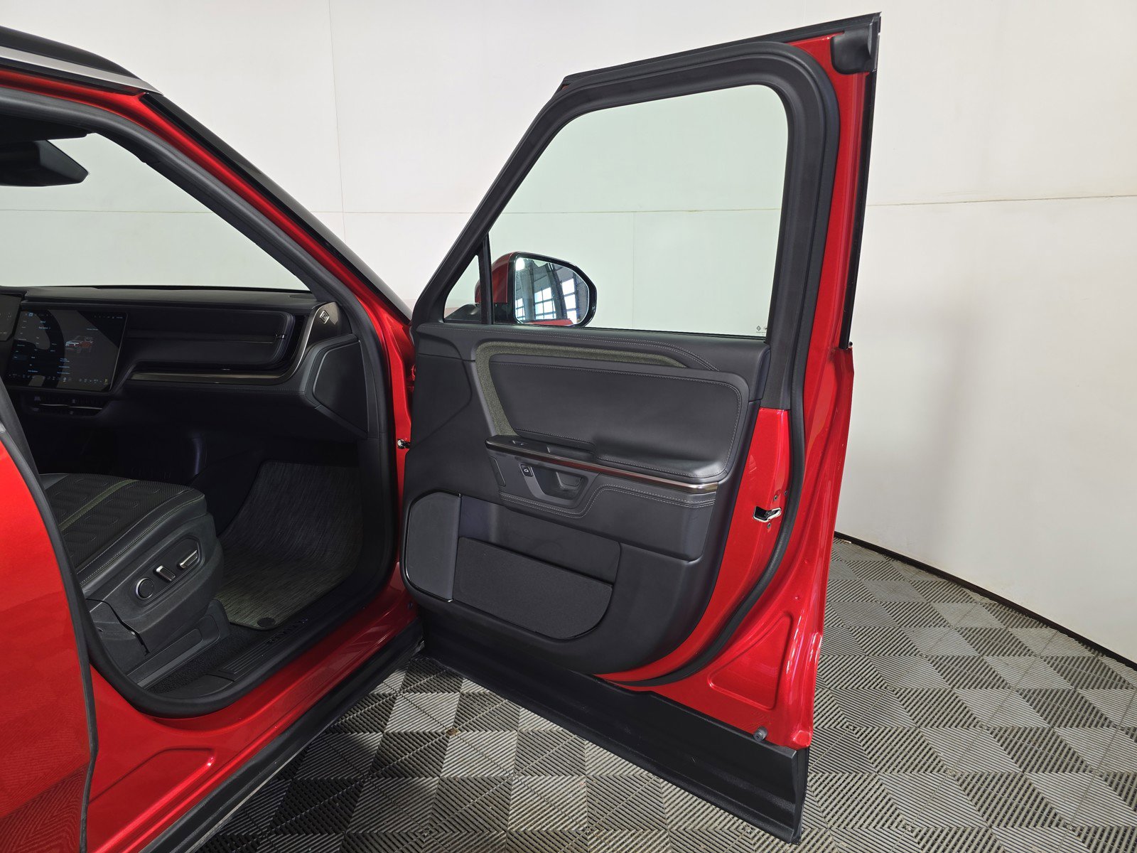 Used 2025 Rivian R1S Adventure image 18