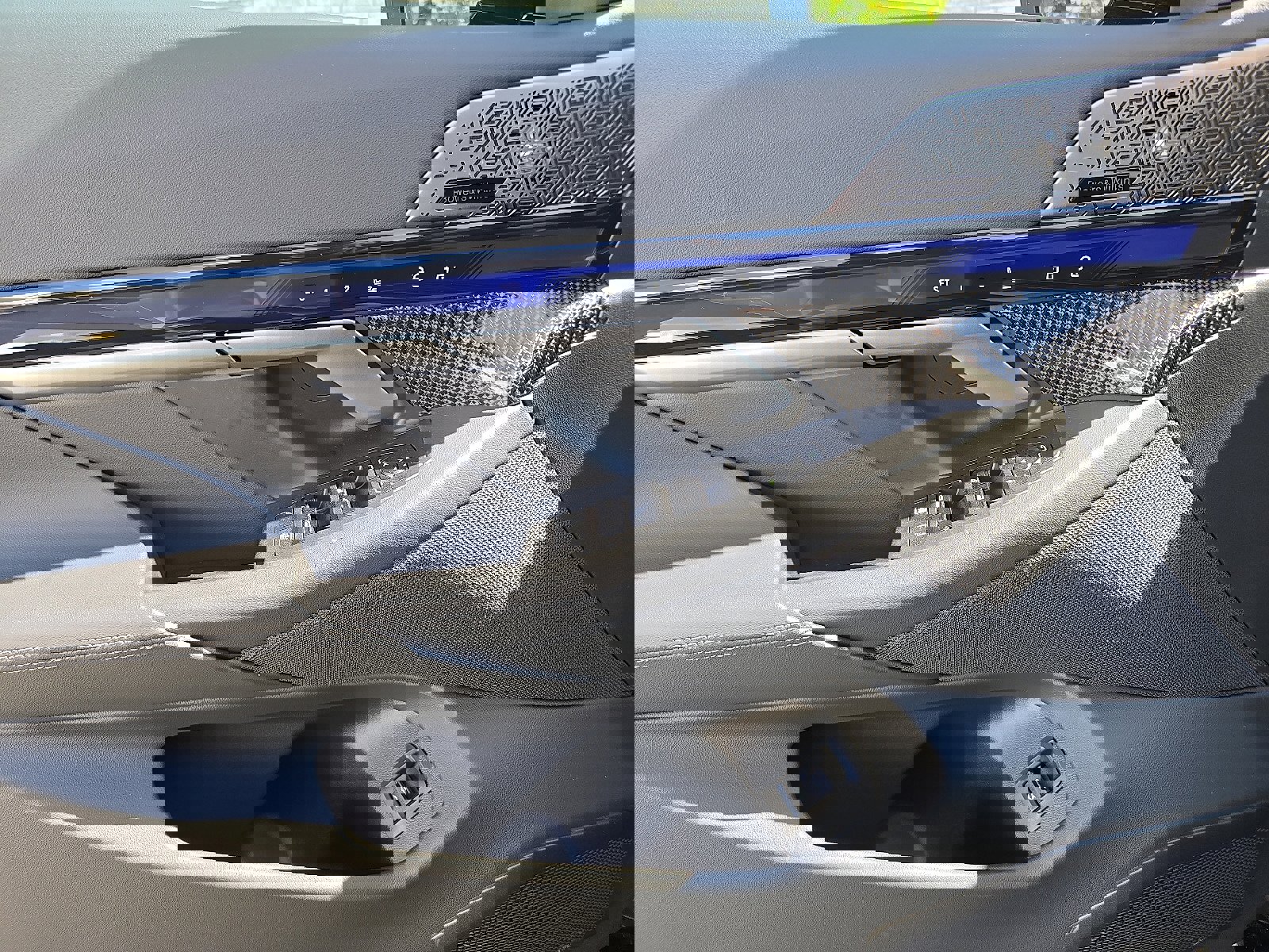 Used 2025 BMW M5 w/ Executive Package image 13