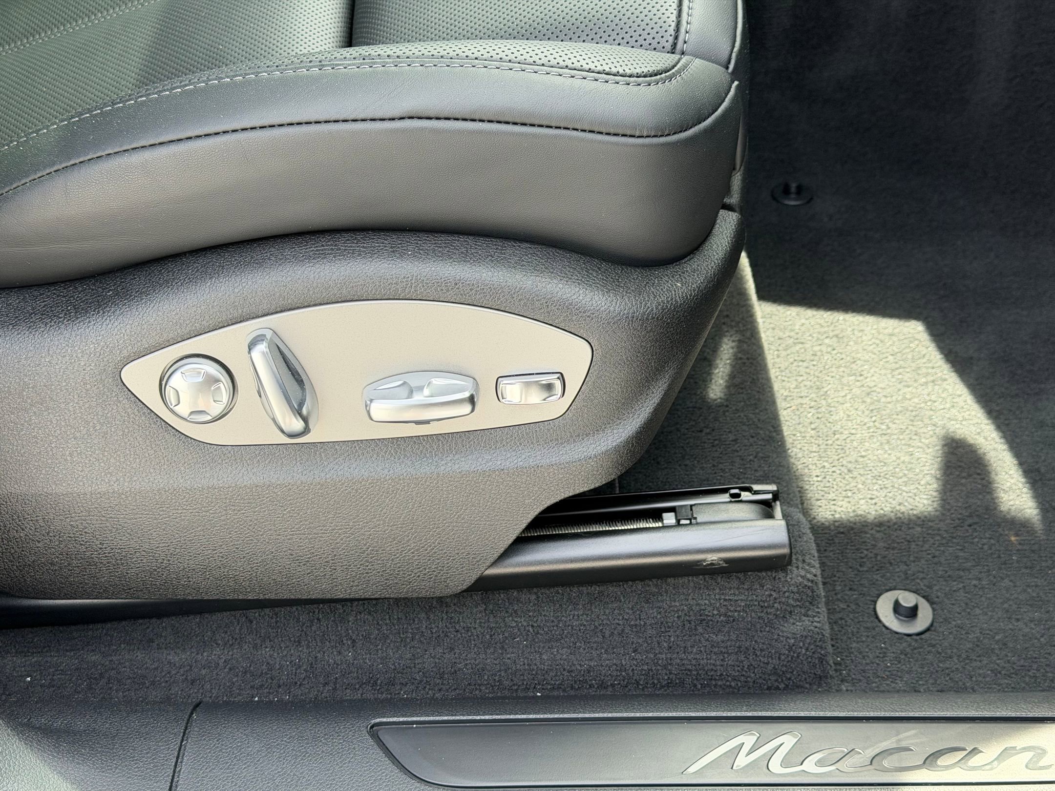 Certified 2026 Porsche Macan AWD/4WD image 16