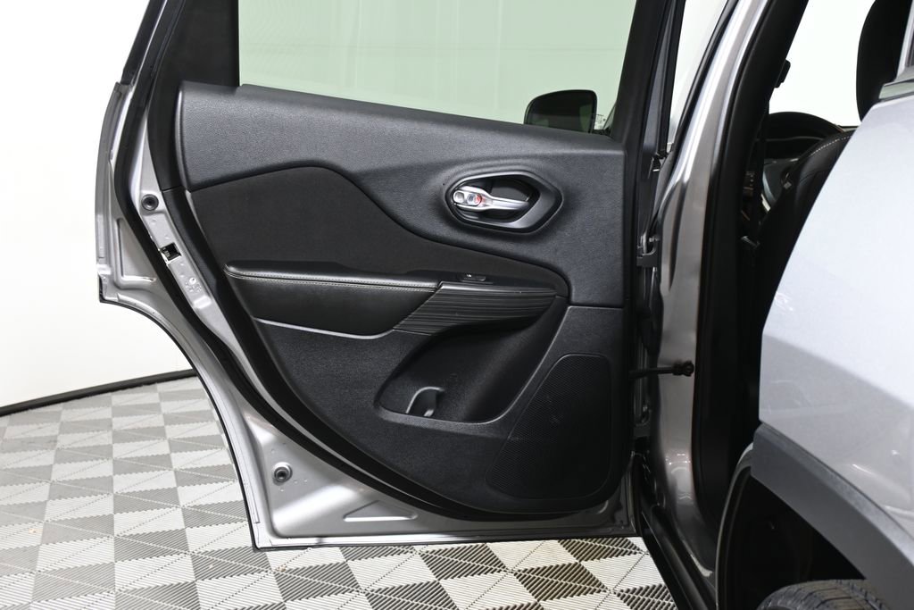 Used 2016 Jeep Cherokee Latitude w/ Cold Weather Group image 31