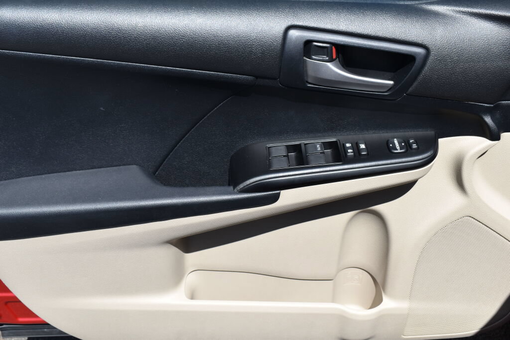 Used 2012 Toyota Camry LE FWD image 17