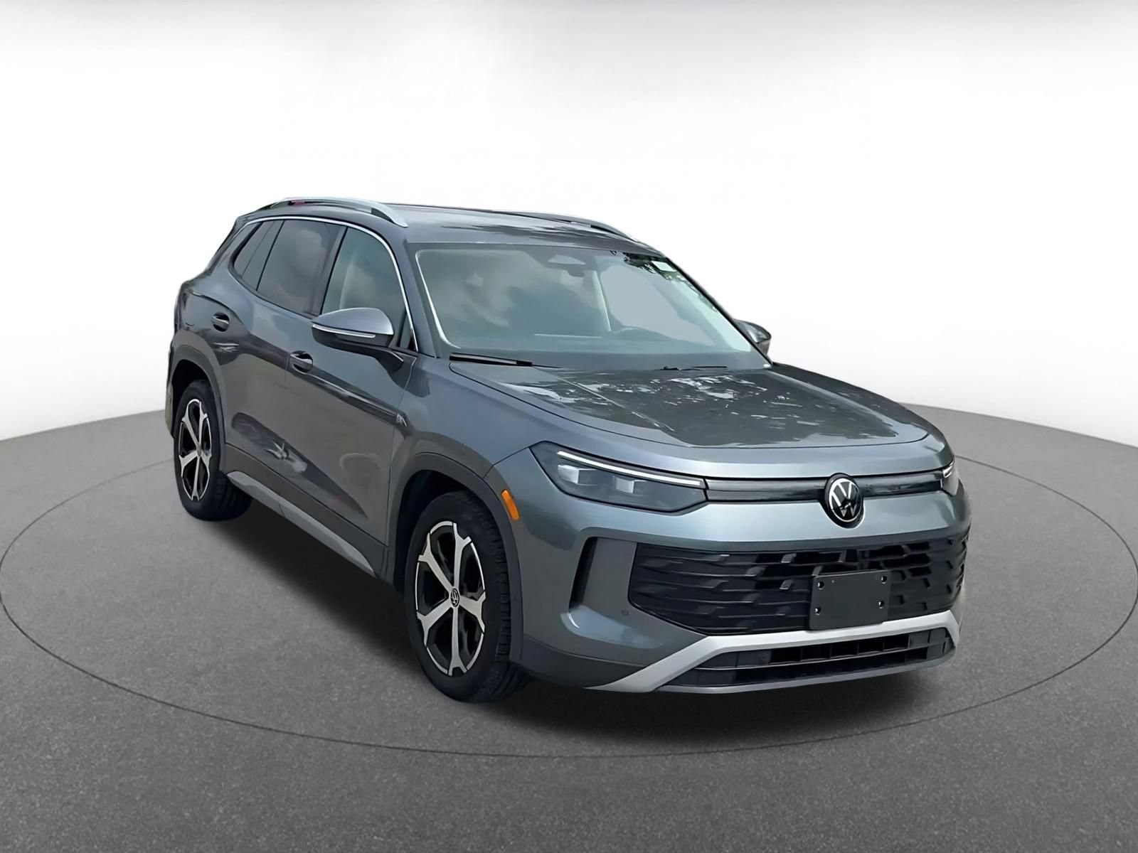 Used 2026 Volkswagen Tiguan SE FWD image 3