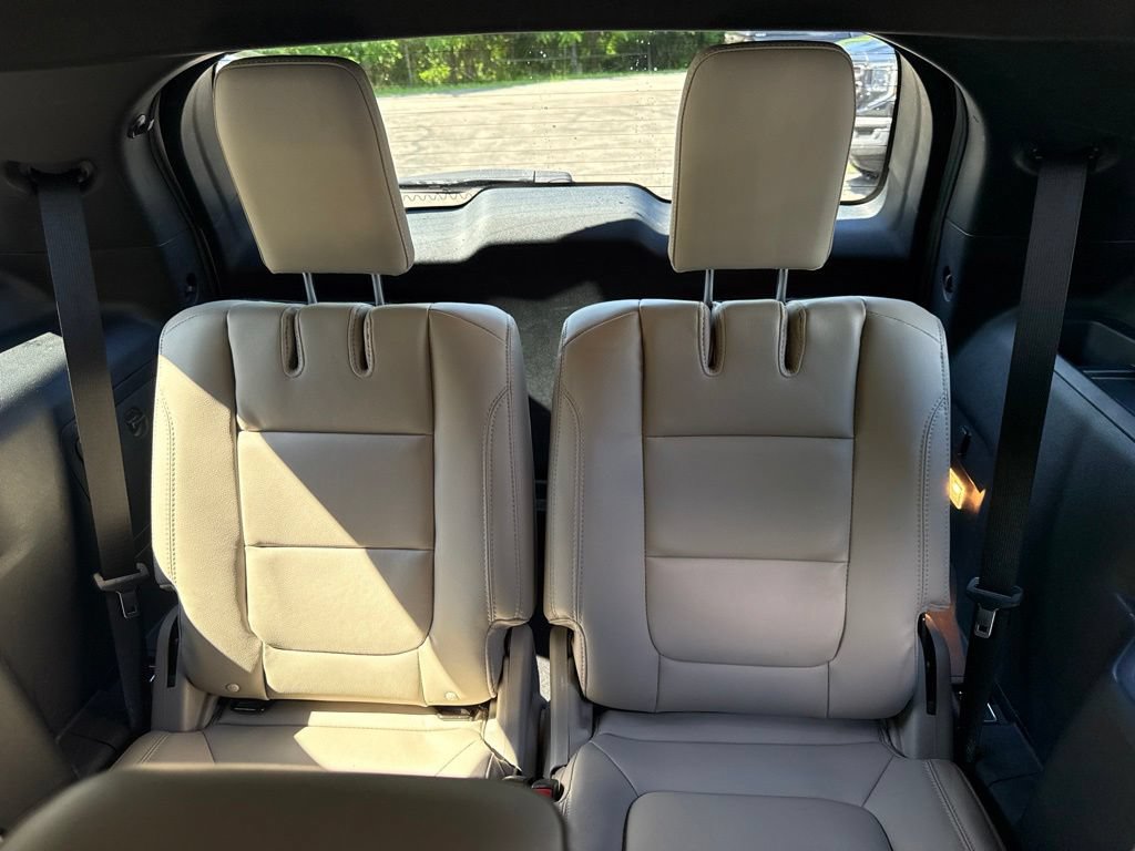 Used 2019 Ford Explorer XLT w/ Equipment Group 202A AWD/4WD image 21