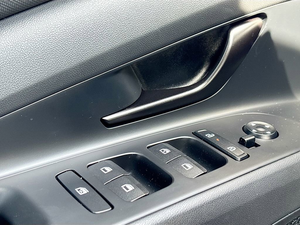 Certified 2025 Hyundai Elantra Sport image 17