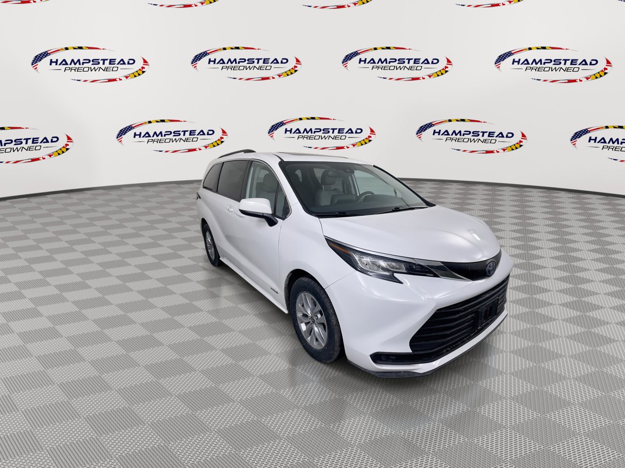 Used 2021 Toyota Sienna LE w/ LE Plus Package image 2