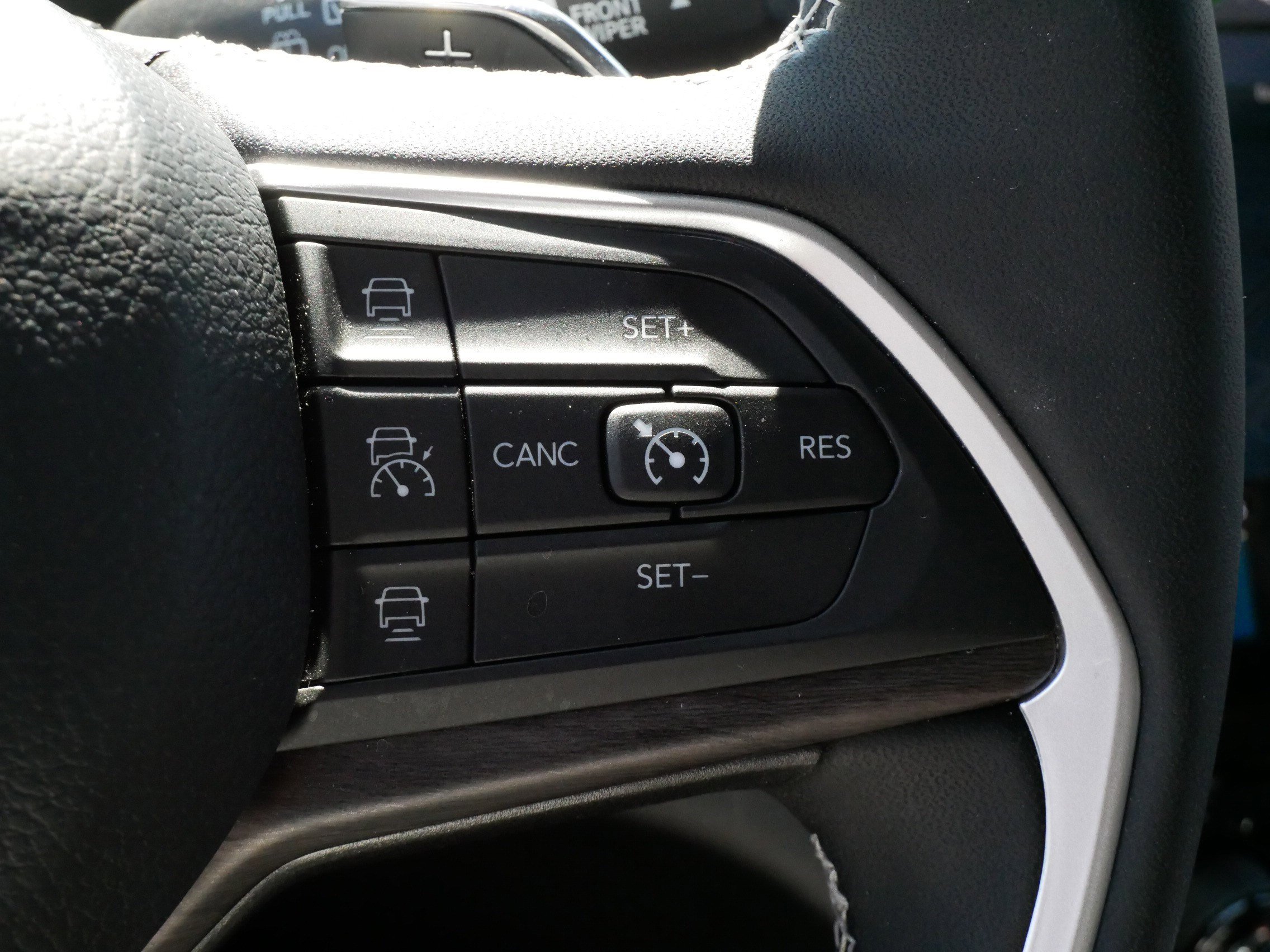 Used 2023 Jeep Grand Cherokee Limited w/ Trailer Tow Prep Group (B) AWD/4WD image 25