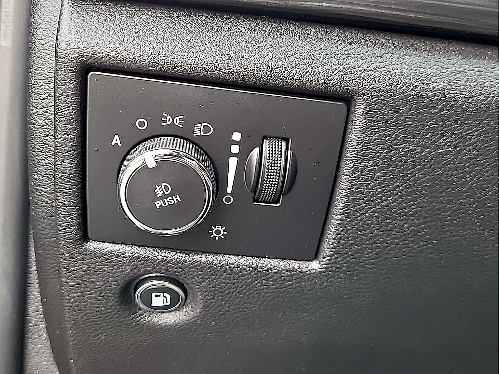 Used 2019 Jeep Grand Cherokee Altitude AWD/4WD image 22