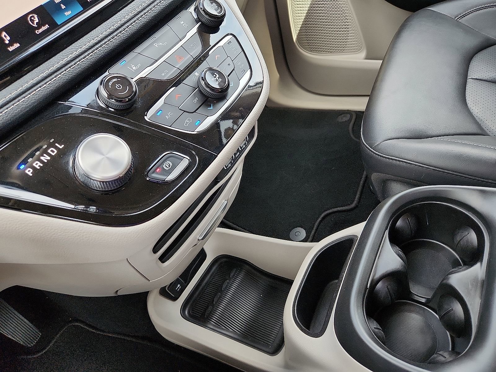 Used 2024 Chrysler Pacifica Select image 25