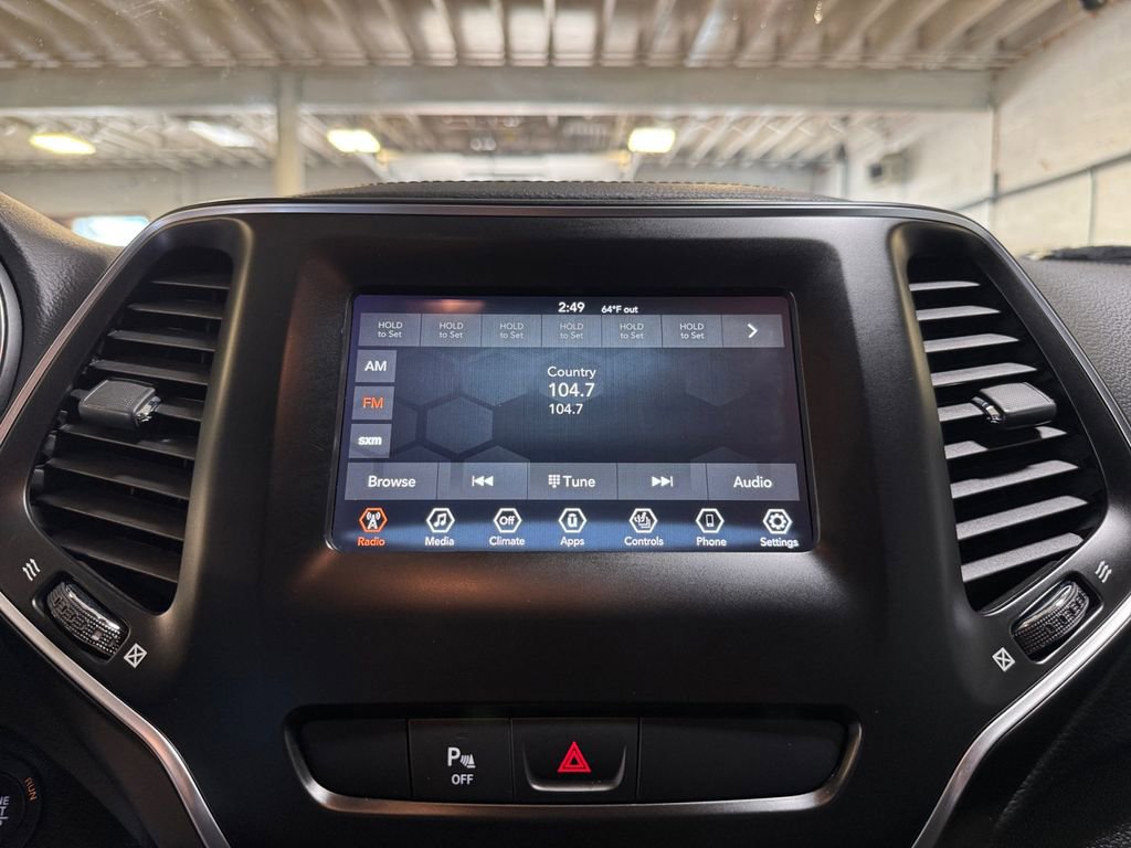 Used 2019 Jeep Cherokee Latitude Plus w/ Comfort/Convenience Group AWD/4WD image 17