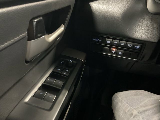 Used 2024 Toyota Tundra Limited AWD/4WD image 17
