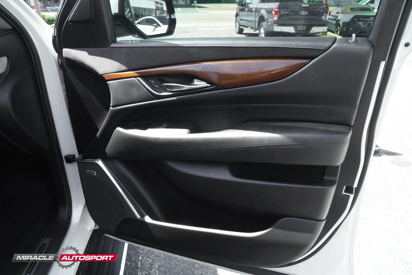 Used 2018 Cadillac Escalade ESV Premium Luxury AWD/4WD image 30