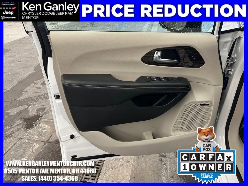 Used 2023 Chrysler Pacifica Limited w/ Uconnect Theater Family Group image 11