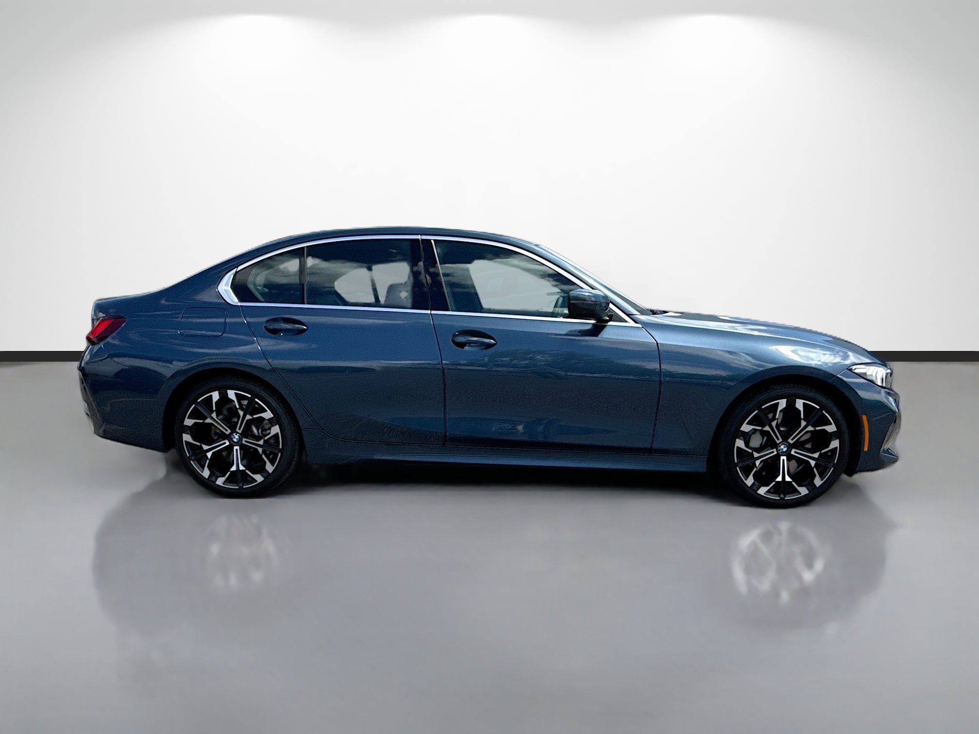 Used 2025 BMW 330i Sedan RWD image 2