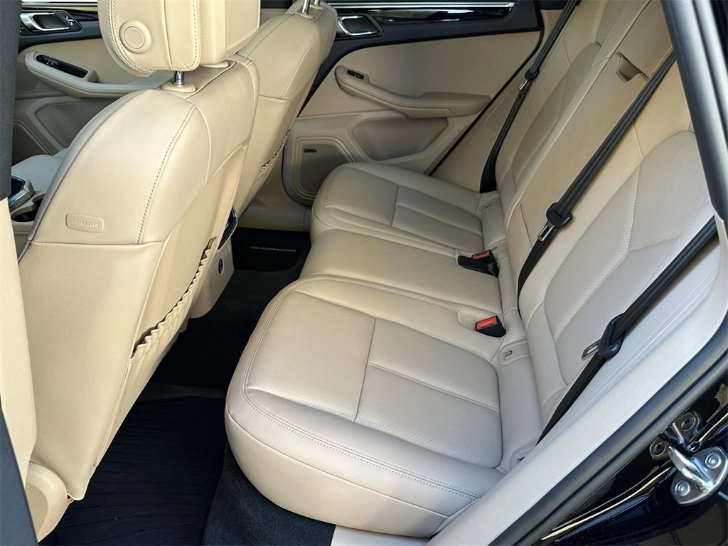 Used 2025 Porsche Macan image 12