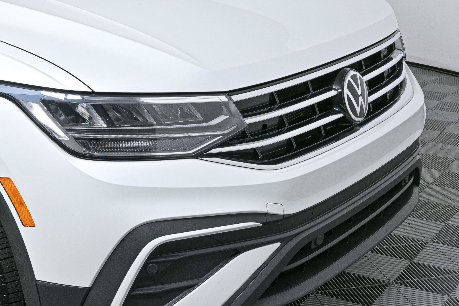 Certified 2023 Volkswagen Tiguan SE FWD image 35
