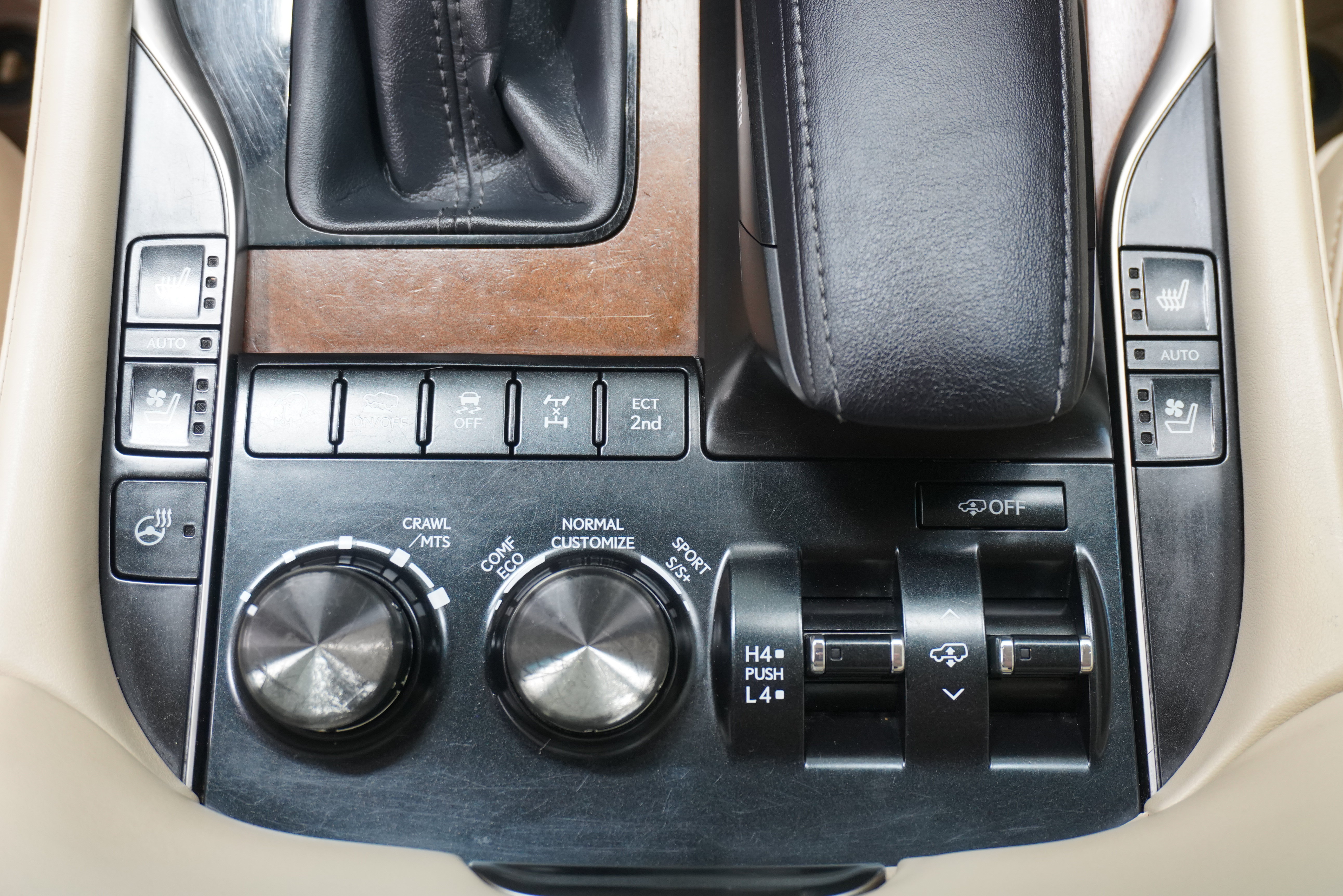 Used 2019 Lexus LX 570 4WD w/ Luxury Package image 32