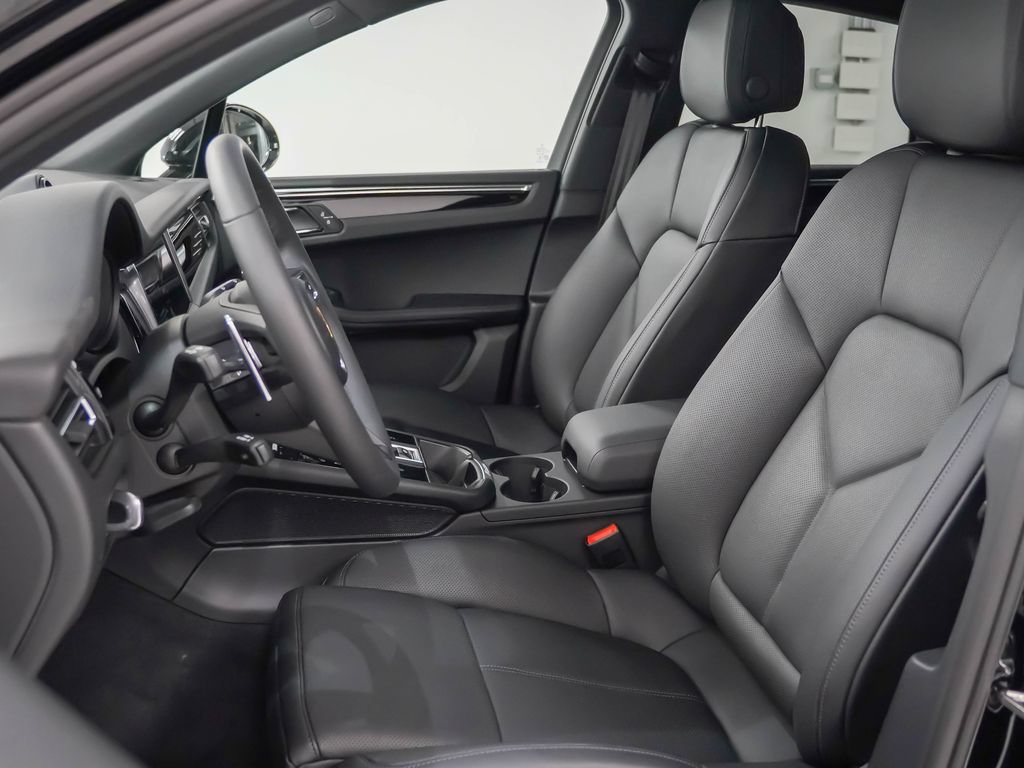 Certified 2026 Porsche Macan AWD/4WD image 5
