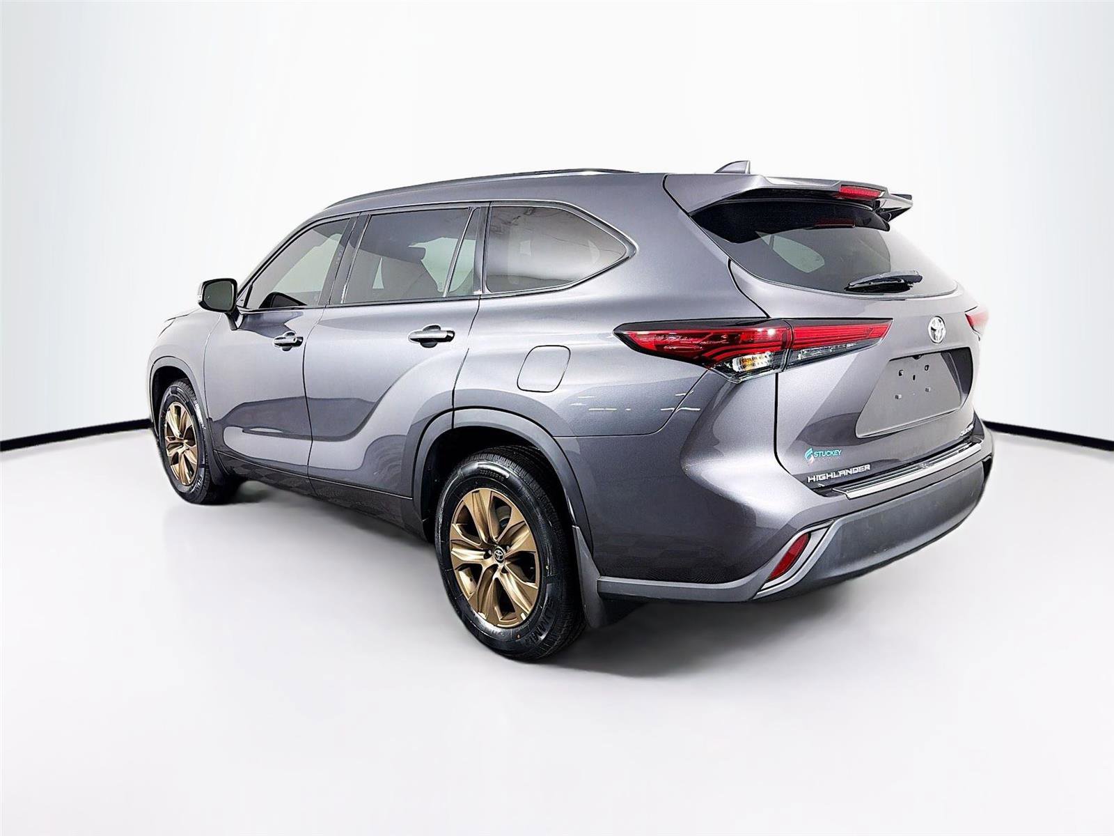 Used 2022 Toyota Highlander XLE AWD/4WD image 5