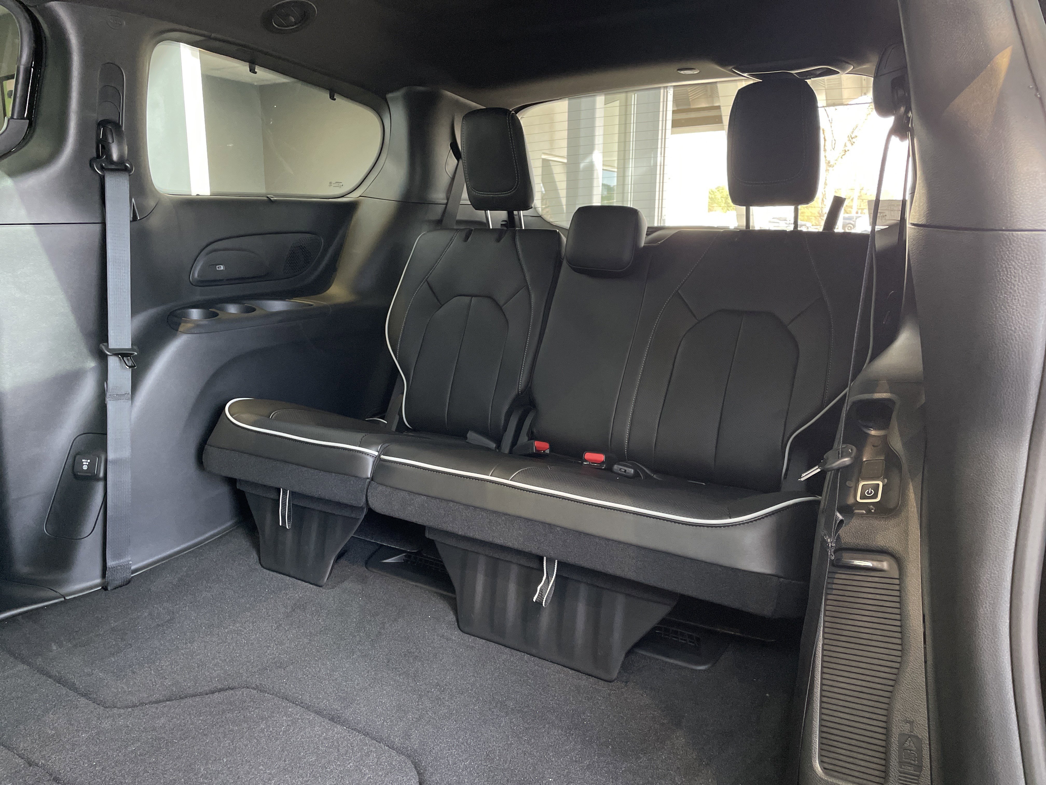 New 2026 Chrysler Pacifica Limited w/ Uconnect Theater Family Group FWD image 37