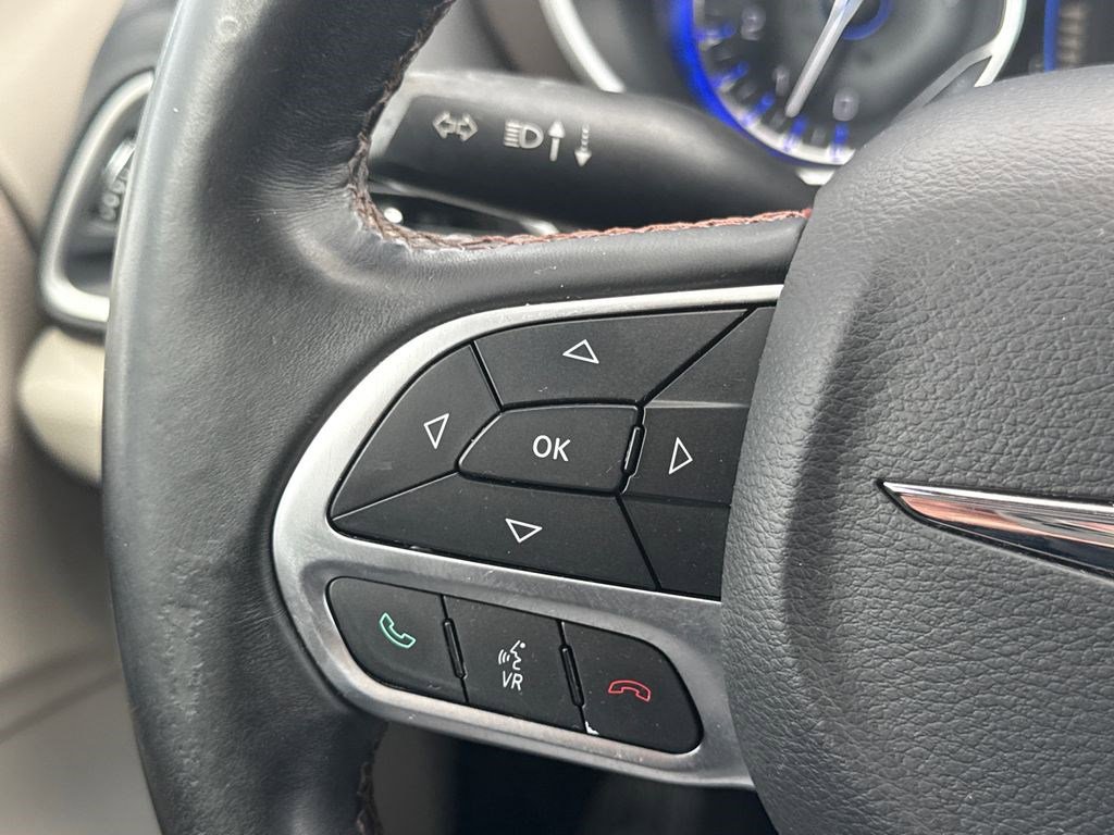 Used 2017 Chrysler Pacifica Touring-L w/ Tire & Wheel Group FWD image 26
