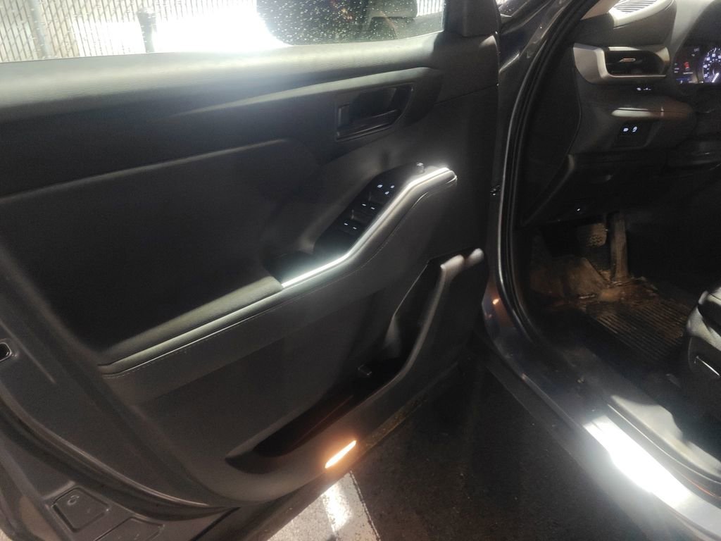 Used 2023 Toyota Highlander L image 5