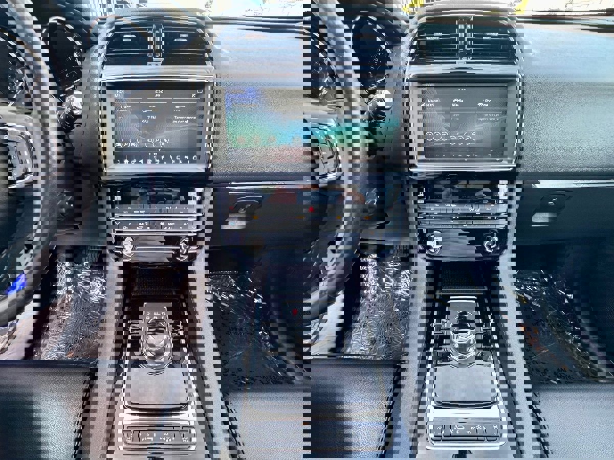 Used 2020 Jaguar F-PACE Premium image 17