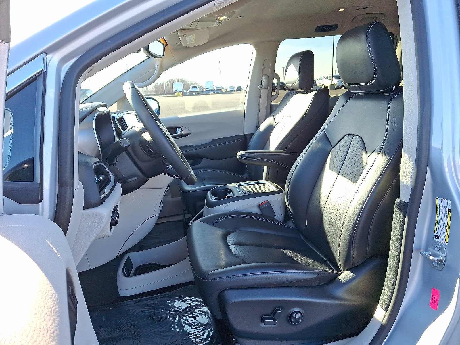 Used 2024 Chrysler Pacifica Touring-L FWD image 14