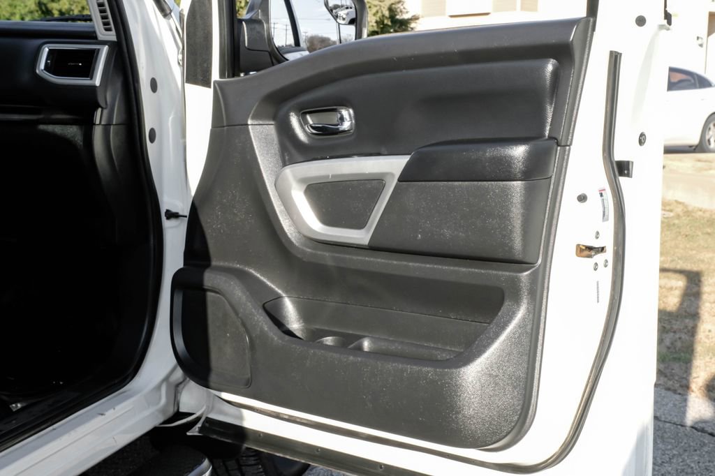 Used 2017 Nissan Titan SV image 38