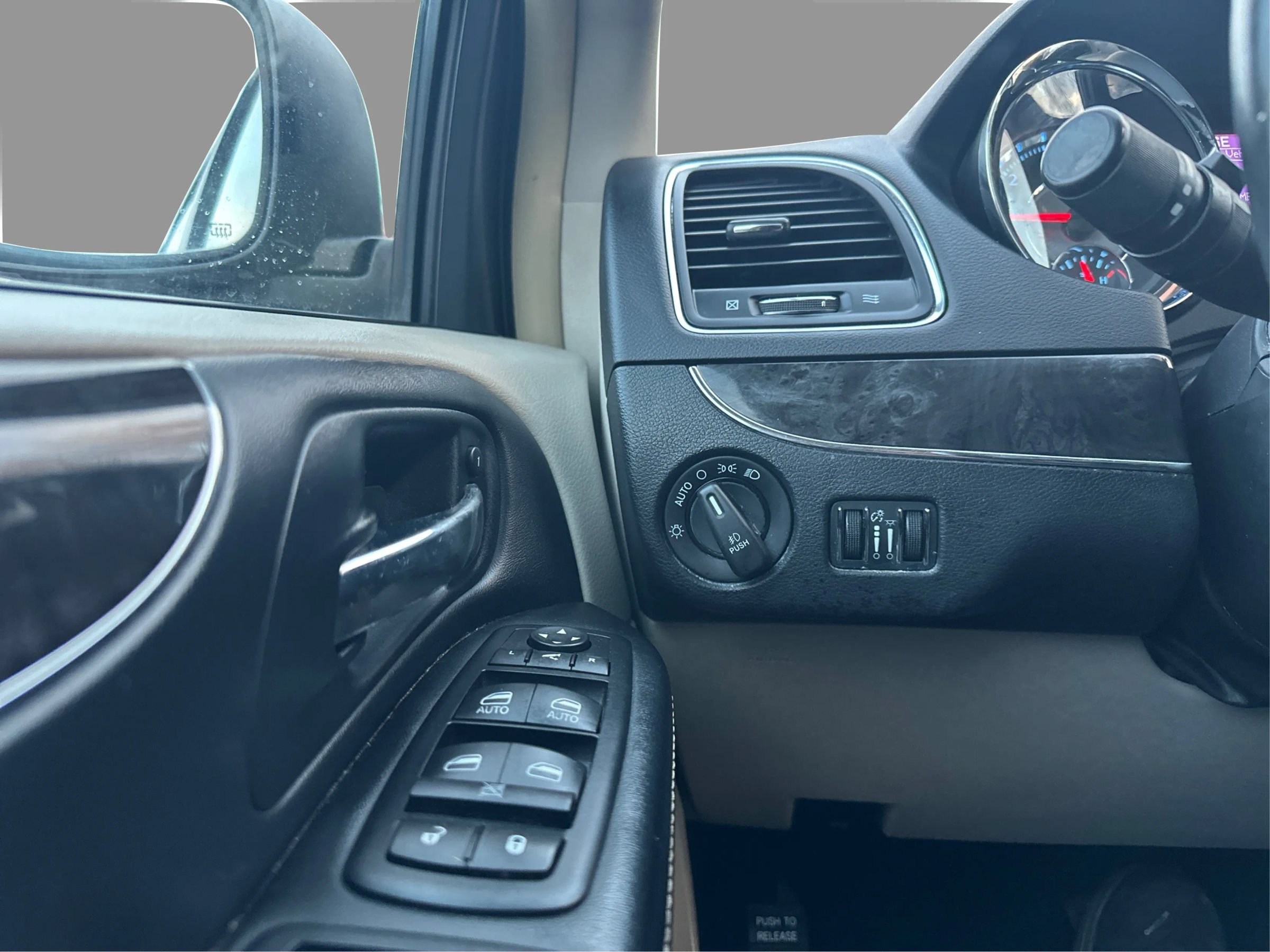 Used 2015 Chrysler Town & Country Limited Platinum FWD image 29
