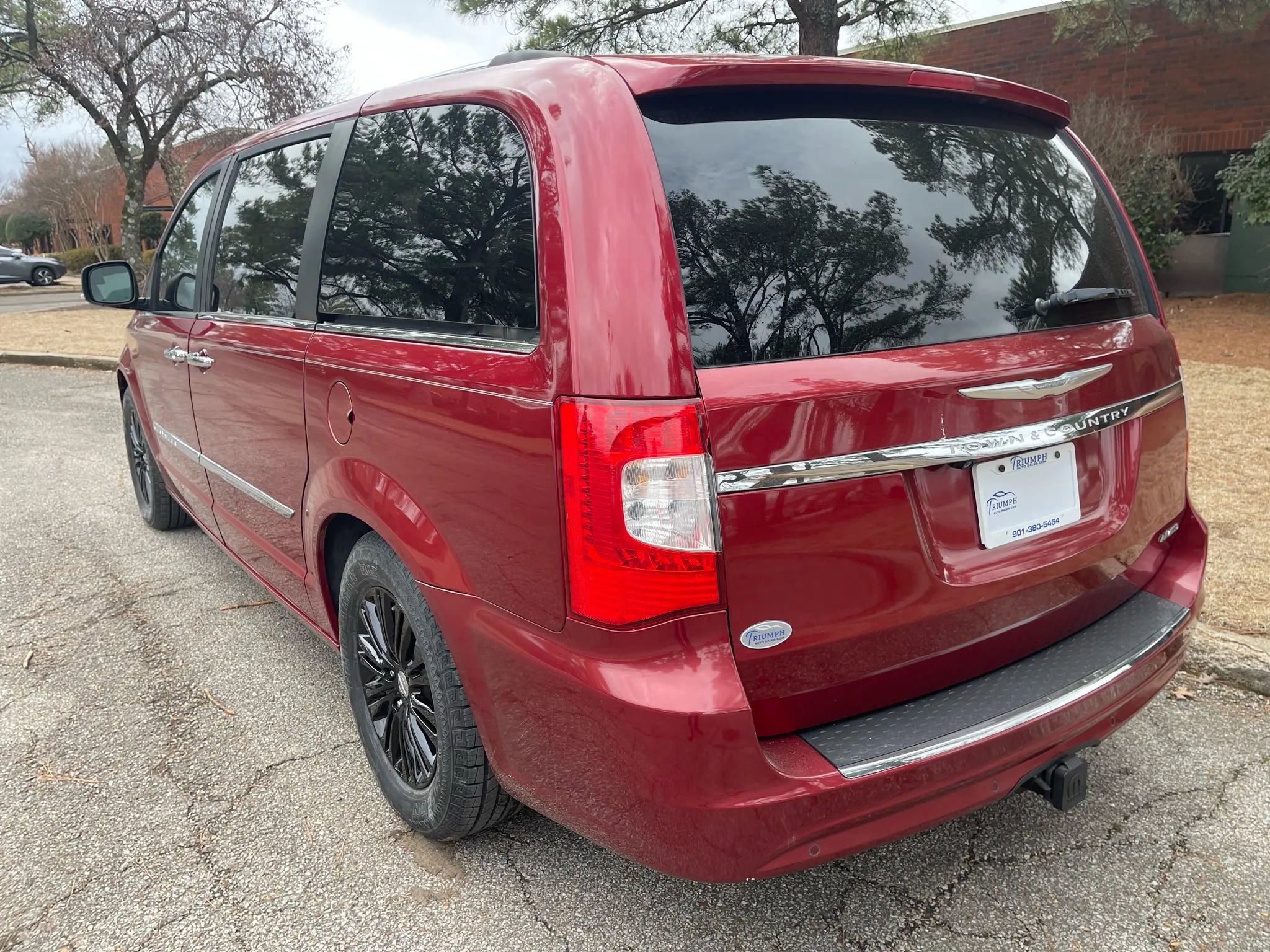 Used 2014 Chrysler Town & Country Limited w/ Luxury Group image 3
