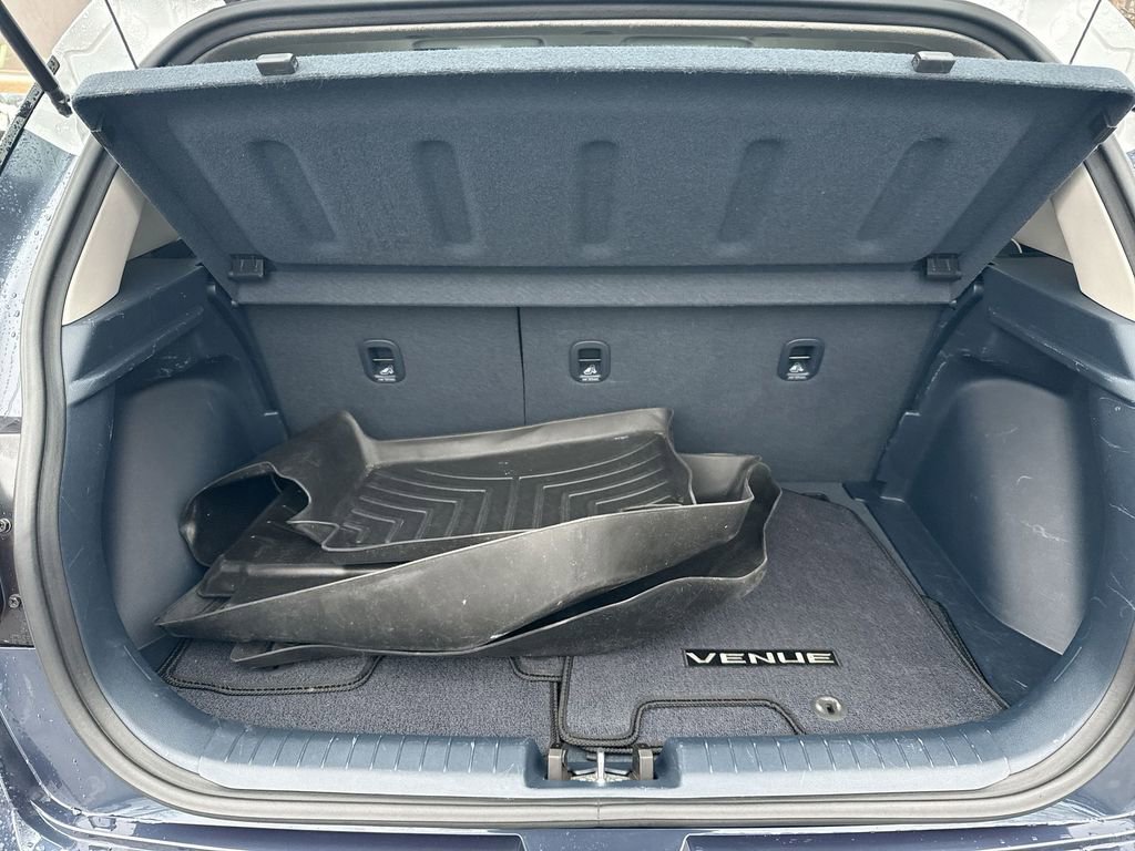 Used 2024 Hyundai Venue Limited image 19