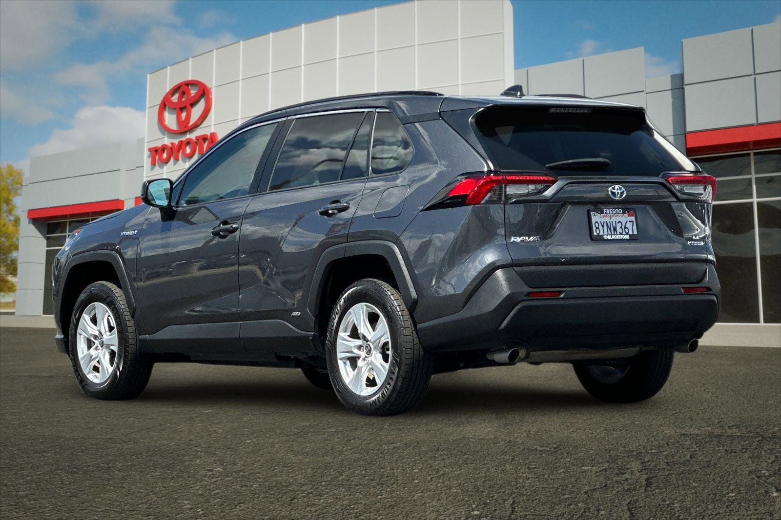 Used 2021 Toyota RAV4 LE AWD/4WD image 5