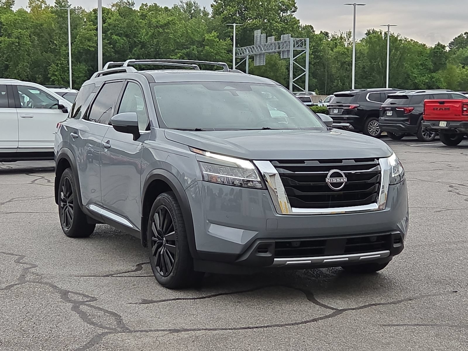 Used 2024 Nissan Pathfinder Platinum FWD image 1