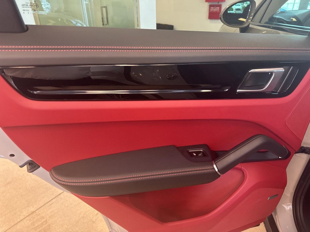 Used 2022 Porsche Cayenne Coupe image 11