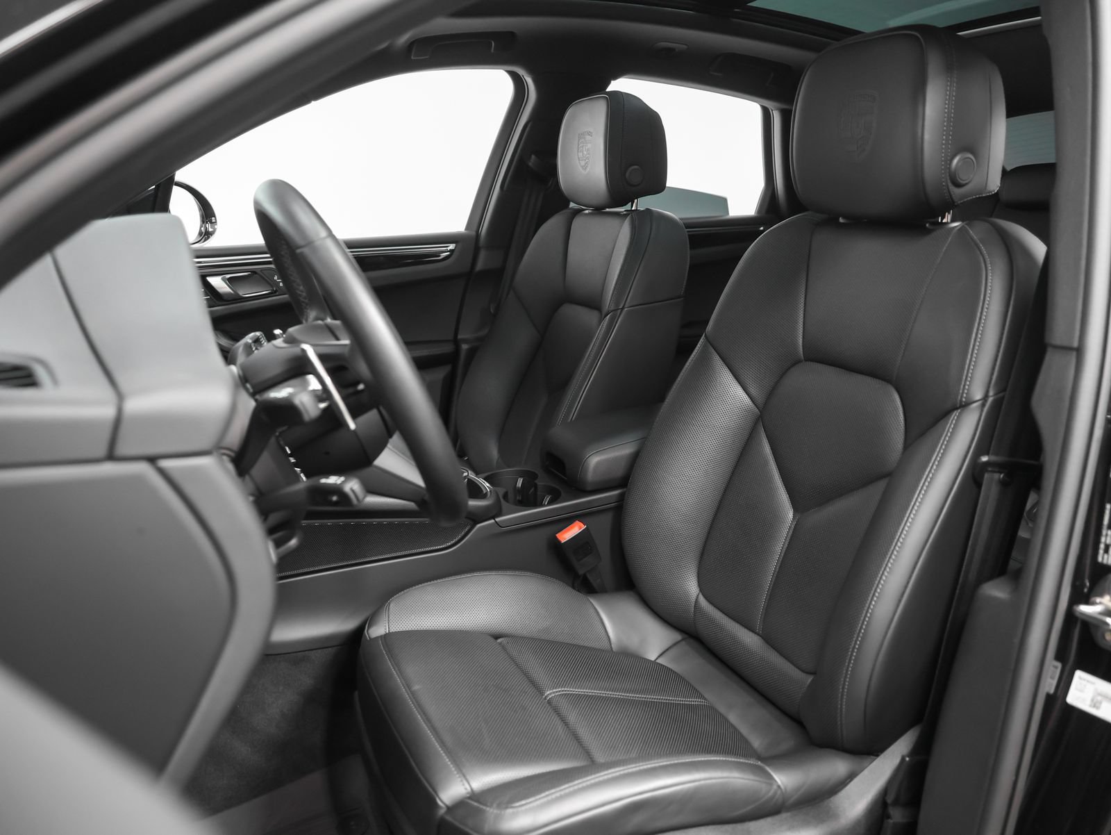 Certified 2024 Porsche Macan AWD/4WD image 44