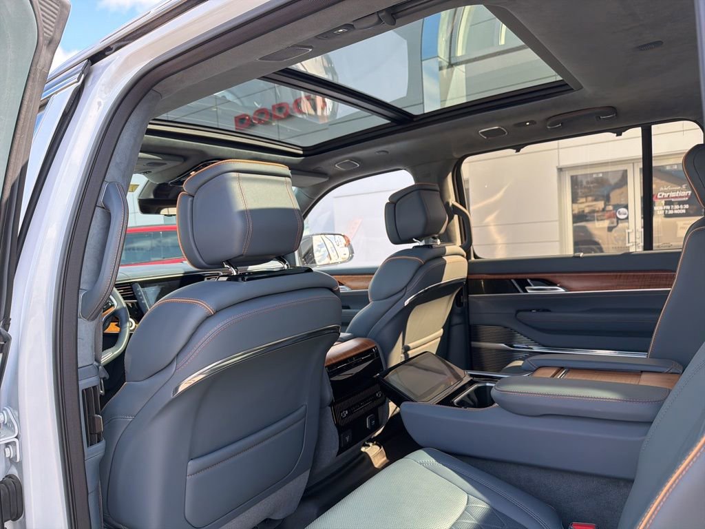Used 2023 Jeep Grand Wagoneer Series III image 14