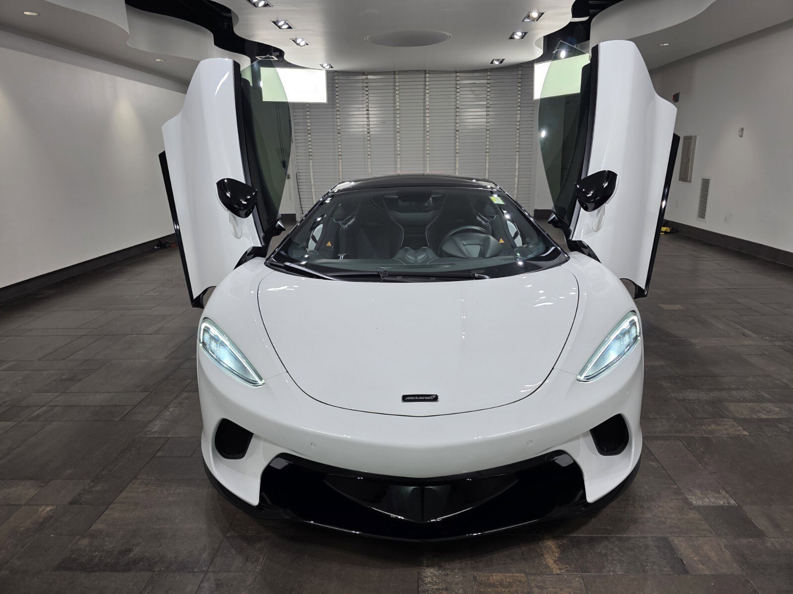 Used 2023 McLaren GT RWD image 17