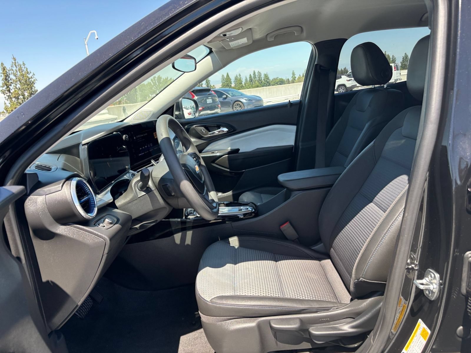 Used 2025 Chevrolet Trax LT FWD image 25