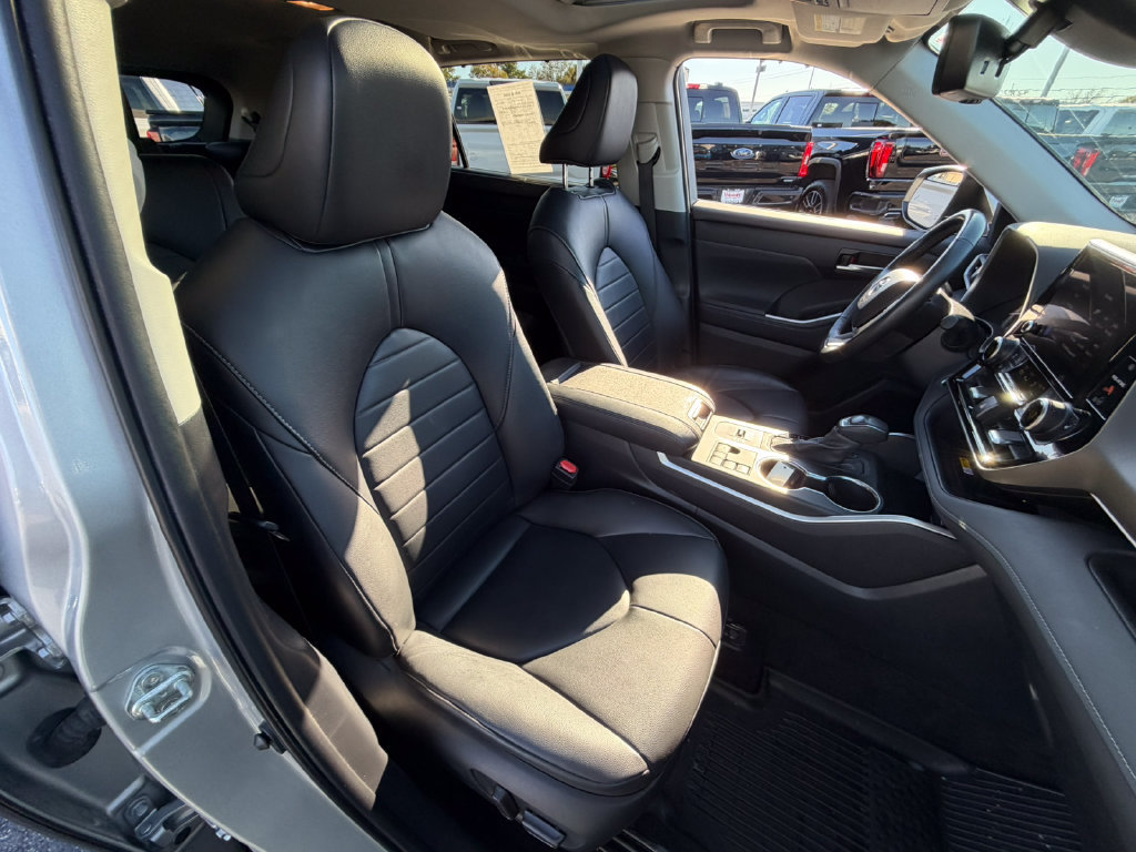 Used 2024 Toyota Highlander XLE FWD image 20
