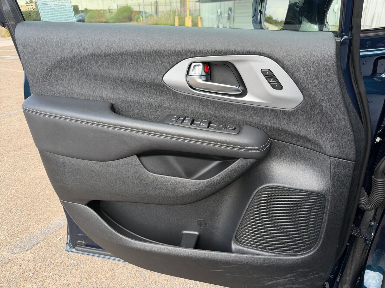 Used 2025 Chrysler Pacifica Limited image 18