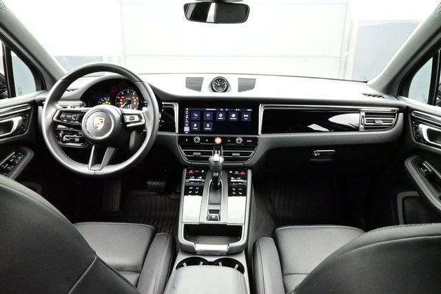 Certified 2025 Porsche Macan AWD/4WD image 20