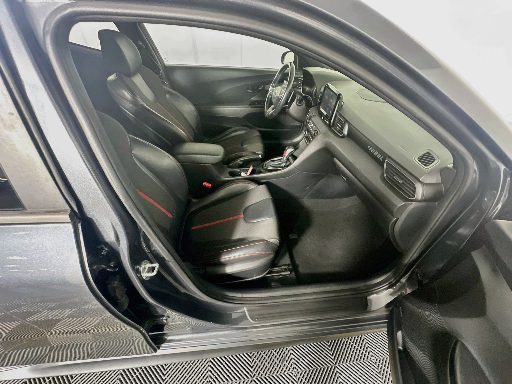 Used 2019 Hyundai Veloster Turbo FWD image 29