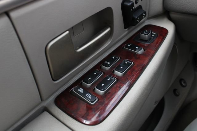 Used 2003 Lincoln Town Car Signature image 5