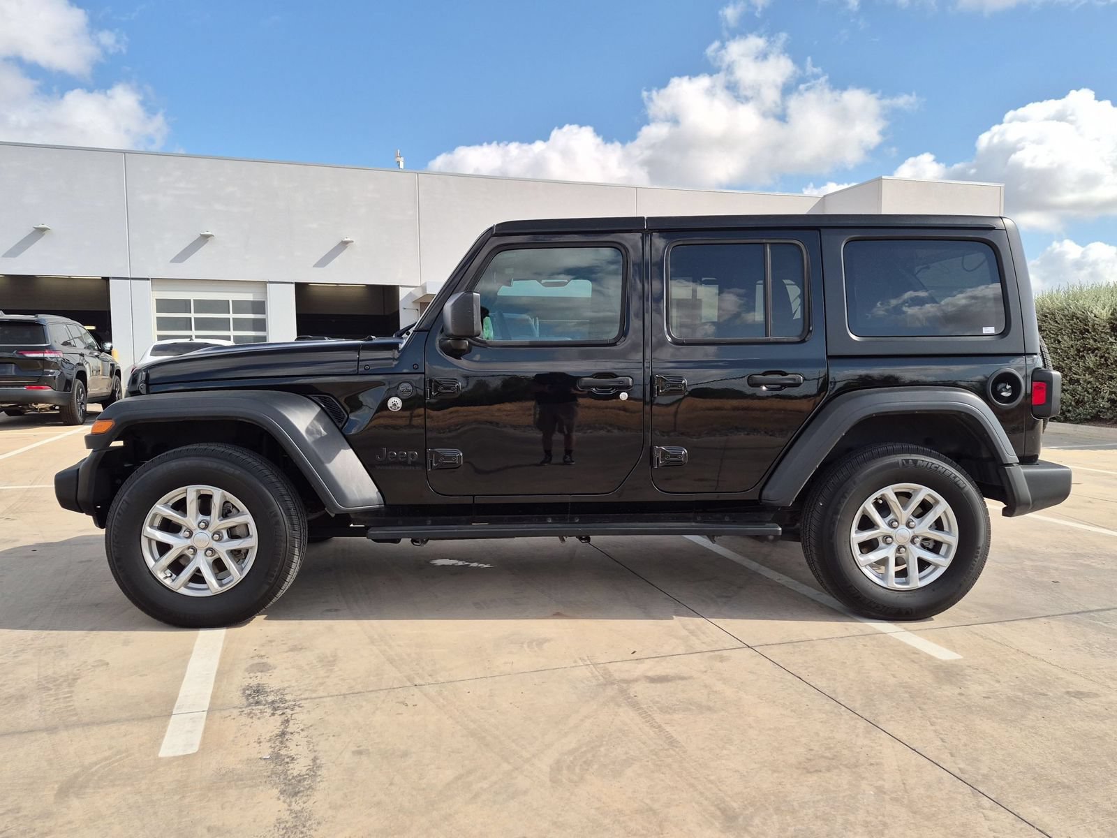 Used 2023 Jeep Wrangler Unlimited Sport AWD/4WD image 6