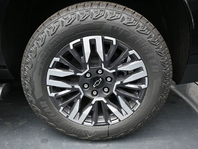 New 2026 Chevrolet Suburban Z71 w/ Z71 Off-Road Package AWD/4WD image 23