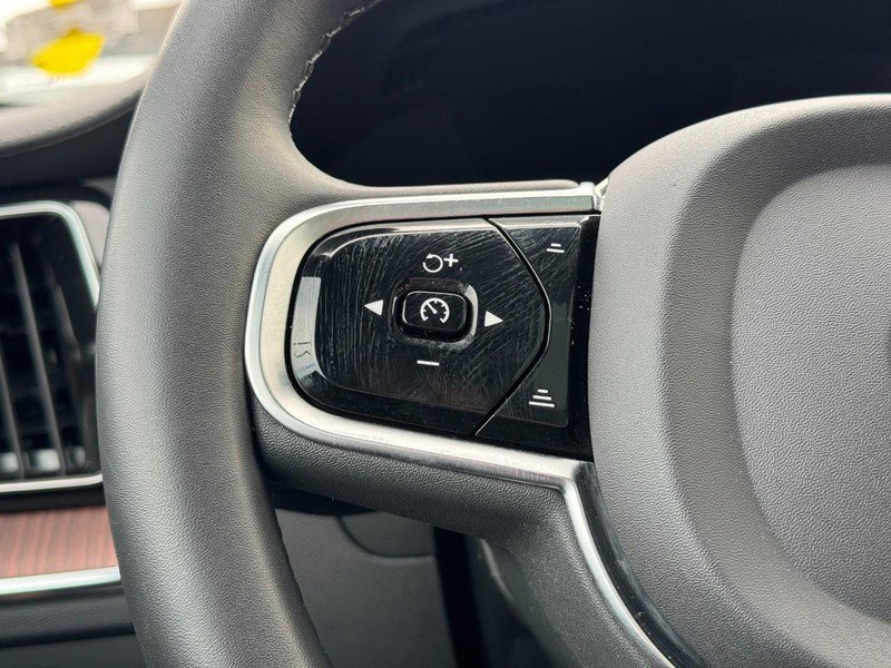 Certified 2023 Volvo XC60 B6 Ultimate w/ Climate Package image 18