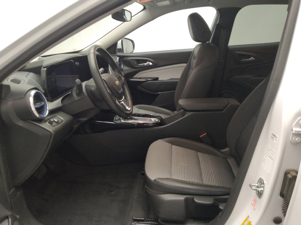 Used 2025 Chevrolet Trax LT w/ LT Convenience Package FWD image 17